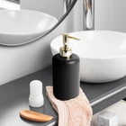 Kép 2/2 - Kézi szappanadagoló - matt fekete / fényes arany