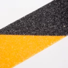 Kép 3/4 - Ragasztószalag - csúszásmentes - 5 m x 50 mm - sárga / fekete