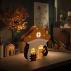 Kép 1/2 - Világító dekoráció - gomba ház sünivel - 15 x 16 x 5 cm - fából