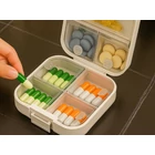 Kép 9/15 - 7 rekeszes gyógyadagoló doboz, 8 x 7.5 x 3.5 cm