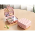 Kép 5/15 - 7 rekeszes gyógyadagoló doboz, 8 x 7.5 x 3.5 cm