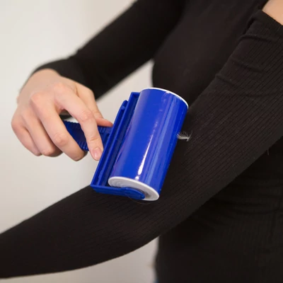 Ruhatisztító henger, kék / piros - 17 x 11 cm