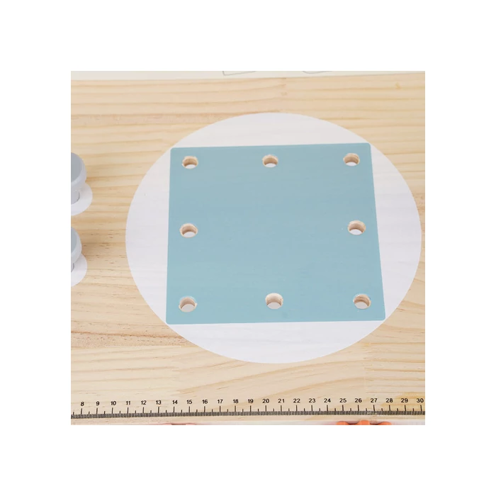 Fa munkapad szerszámokkal