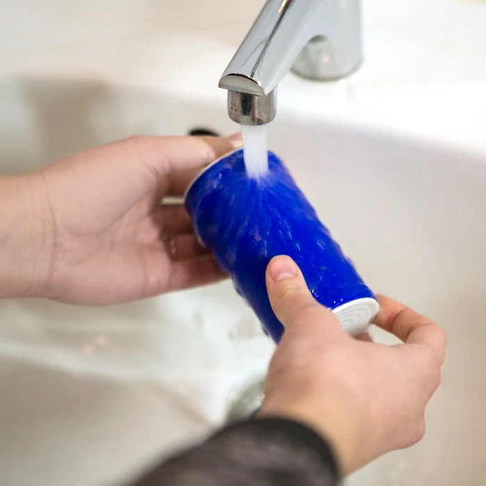 Ruhatisztító henger, kék / piros - 17 x 11 cm