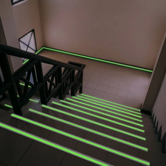 Csúszásmentes ragasztószalag (foszforeszkáló jelölőcsíkkal, 5 m x 50 mm, 1 darab)