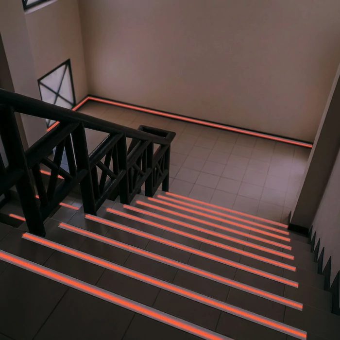 Csúszásmentes ragasztószalag (foszforeszkáló jelölőcsíkkal, 5 m x 50 mm, 1 darab)