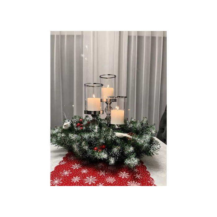 Dekoratív koszorú karácsonyi hóval