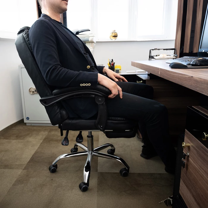 Irodai szék lábtartóval - fekete