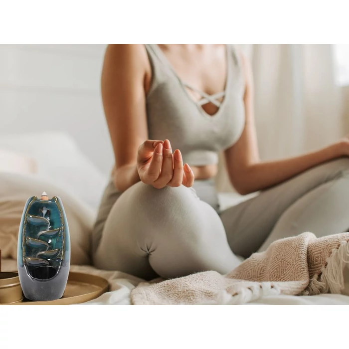 Visszaáramló füstölőkúp tartó 10 db füstölőkúppal