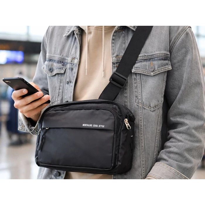 Férfi válltáska 4 cipzáras rekesszel, fekete