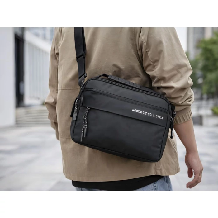 Férfi válltáska 4 cipzáras rekesszel, fekete